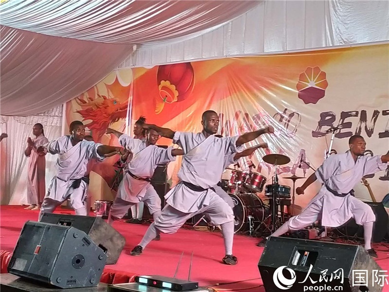 貝寧中國(guó)文化中心武術(shù)隊(duì)在進(jìn)行表演。人民網(wǎng)記者 黃培昭攝