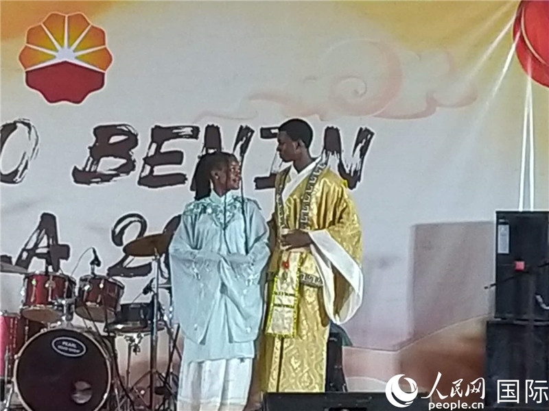 孔子學(xué)院的中國(guó)時(shí)裝秀表演。人民網(wǎng)記者 黃培昭攝