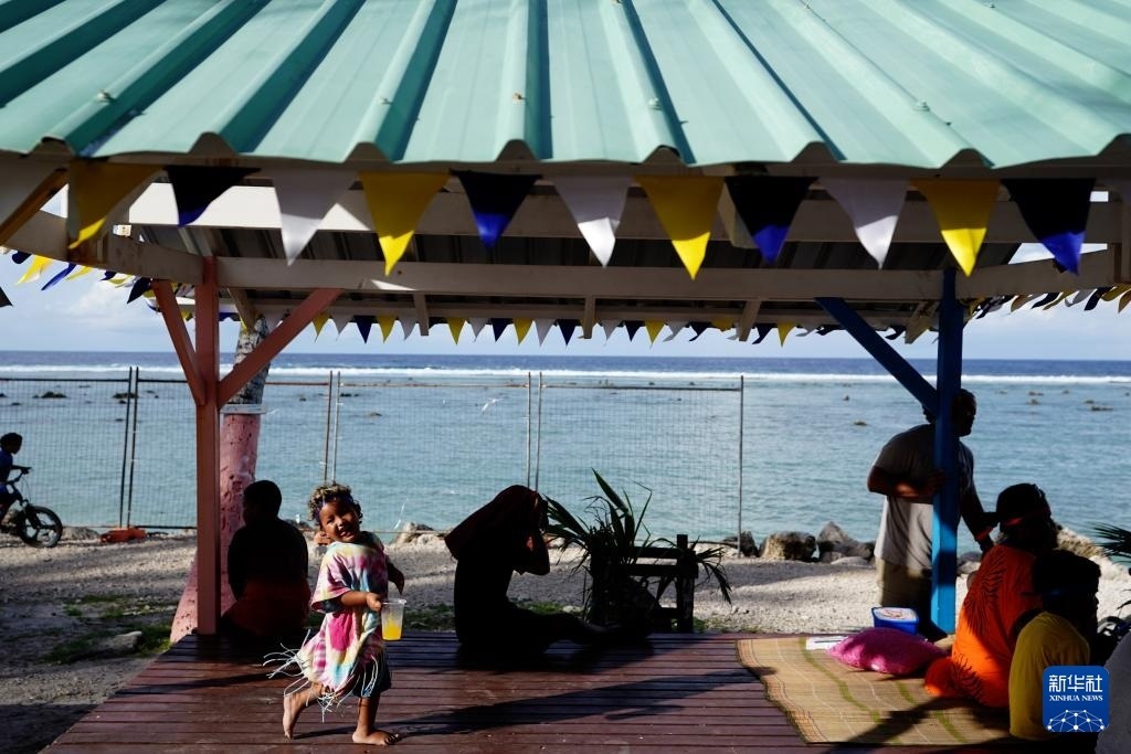 1月20日，當(dāng)?shù)厝嗽阼斠惶幒┬蓍e娛樂。新華社記者 王申 攝