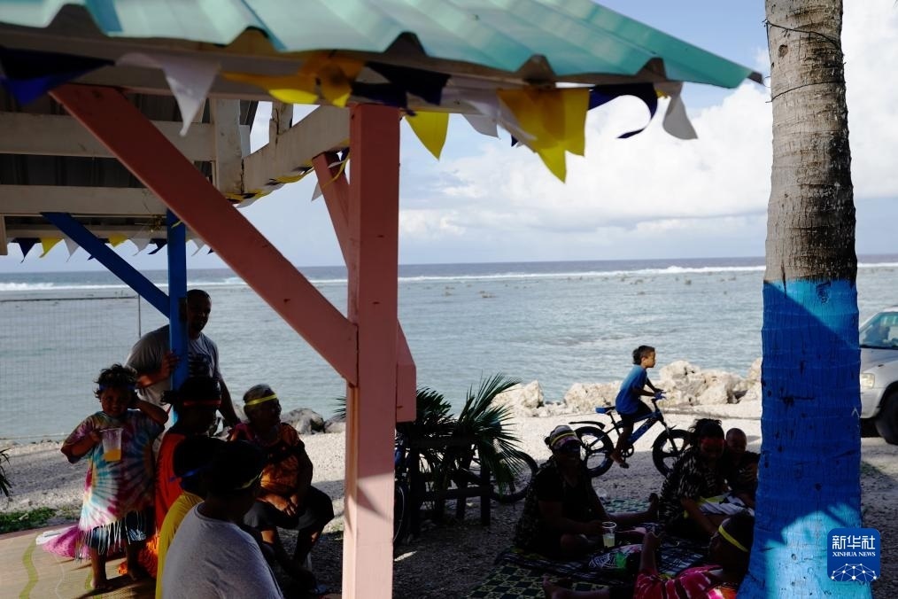 1月20日，當(dāng)?shù)厝嗽阼斠惶幒┬蓍e娛樂。新華社記者 王申 攝