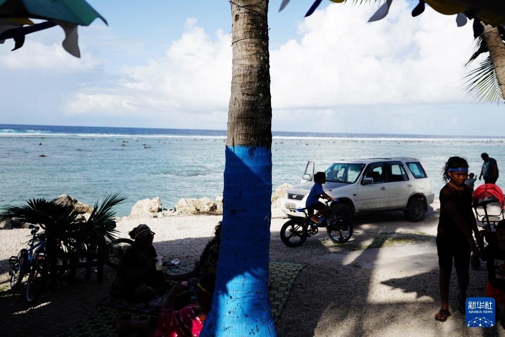 1月20日，當(dāng)?shù)厝嗽阼斠惶幒┬蓍e娛樂。新華社記者 王申 攝