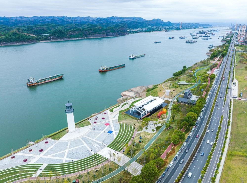 △湖北宜昌市濱江公園燈塔廣場。該廣場是在實施岸線復(fù)綠等綜合措施后，由老舊碼頭改造而成。
