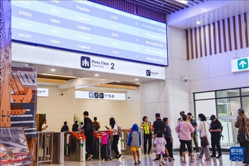 1月24日，在印度尼西亞雅加達哈利姆站候車大廳，乘客刷票前往站臺。新華社記者 徐欽 攝