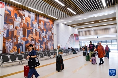 1月24日，在印度尼西亞雅加達哈利姆站，乘客在候車大廳內行走。新華社記者 徐欽 攝