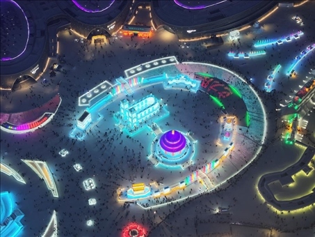 這是2023年12月27日在哈爾濱冰雪大世界拍攝的以巴黎圣母院和北京天壇為核心的冰建景觀群。