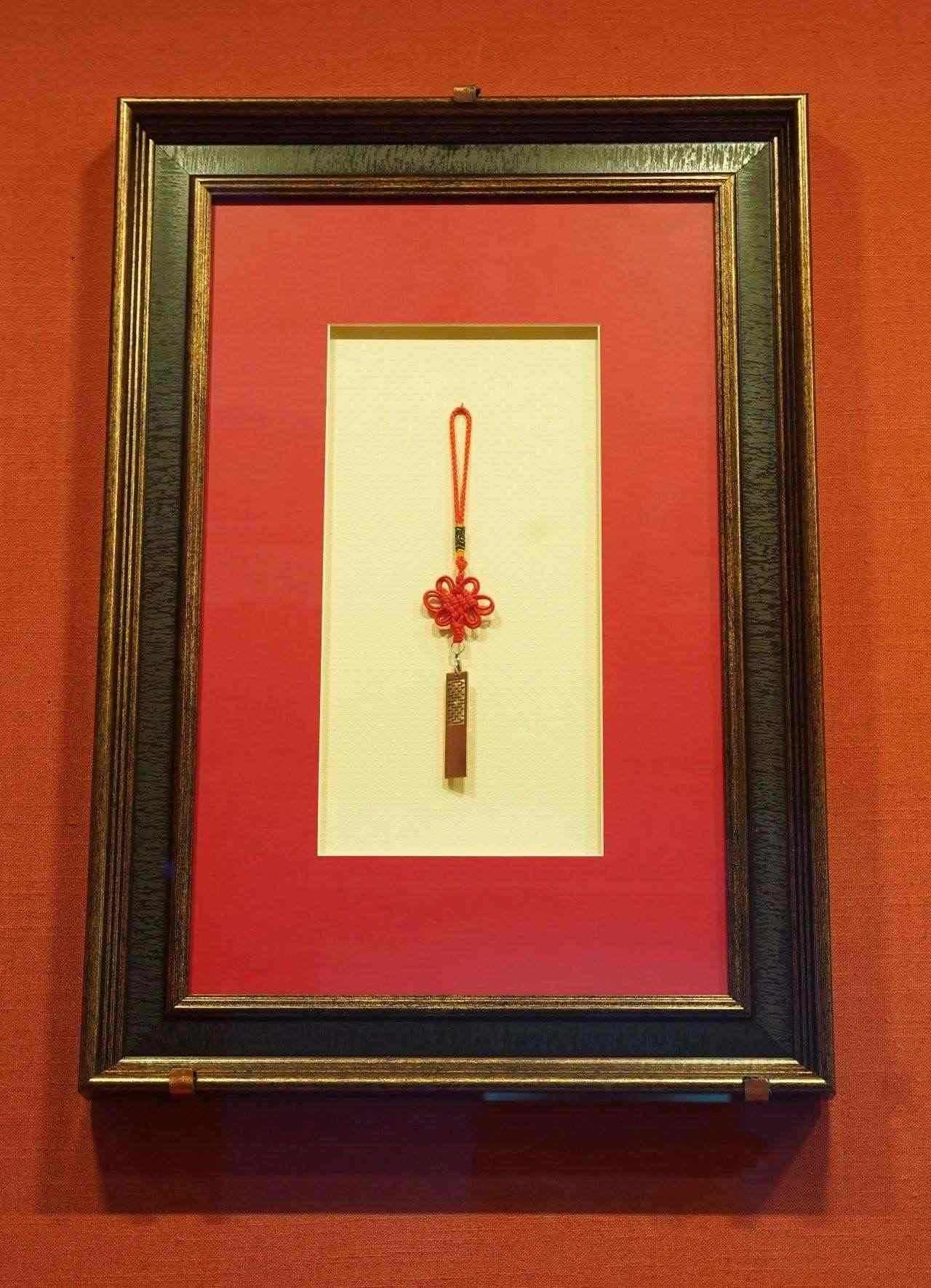 2017年5月，時任肯尼亞總統烏胡魯·肯雅塔贈送習近平主席的蒙內鐵路紀念U盤。