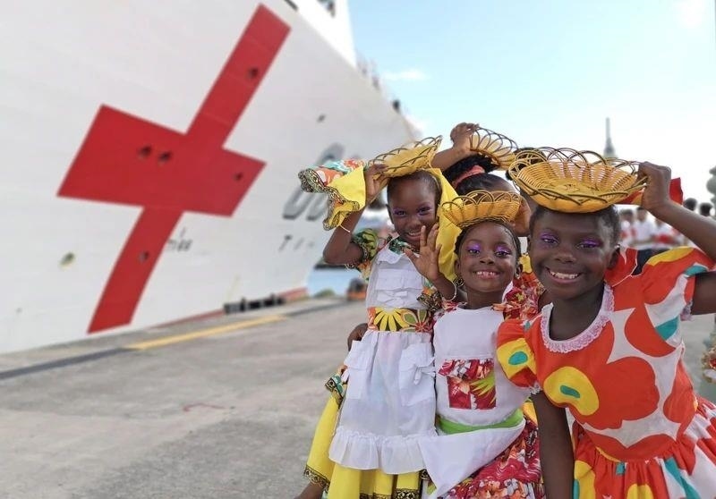 2018年10月，在安提瓜和巴布達首都圣約翰，當地小朋友身穿傳統服裝歡迎中國海軍“和平方舟”醫(yī)院船首次到訪。