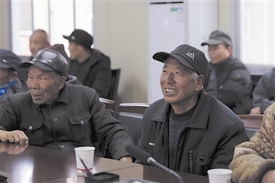  圖③：農(nóng)民工臉上洋溢著笑容。