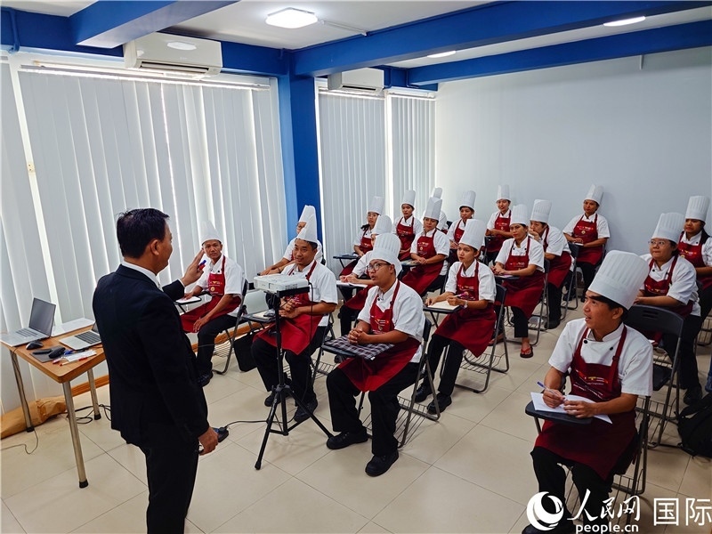 教師向學員授課。人民網(wǎng)記者 謝佳君攝