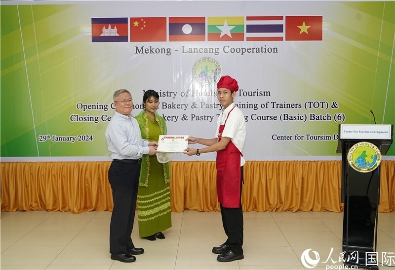 潘峰參贊向學員頒發(fā)證書。人民網(wǎng)記者 謝佳君攝