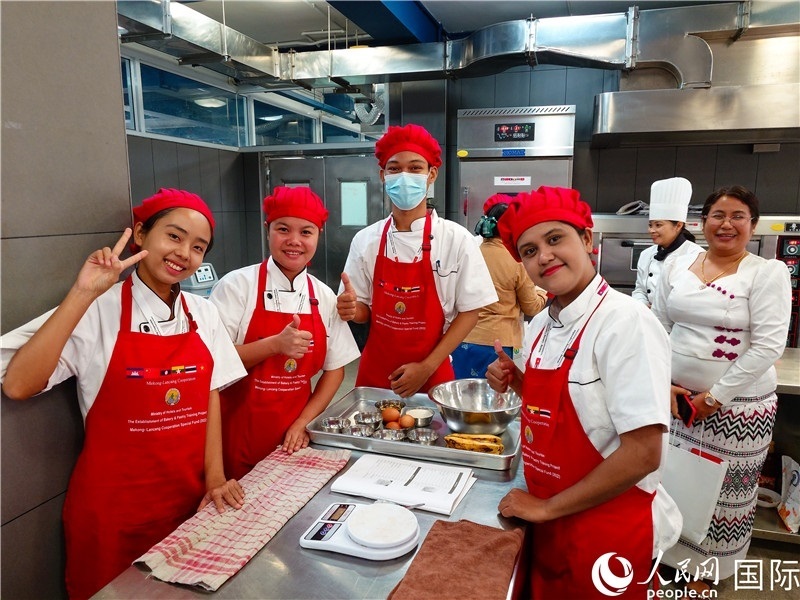 學員進行實操練習。人民網(wǎng)記者 謝佳君攝