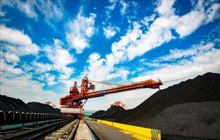 國家能源集團(tuán)黃驊港煤堆場堆料機(jī)正在作業(yè)。受訪者供圖