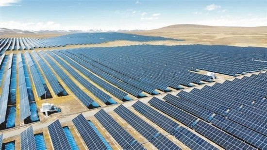 西藏華電色尼區(qū)12萬千瓦光伏發(fā)電項目電力保供項目航拍。趙書彬攝