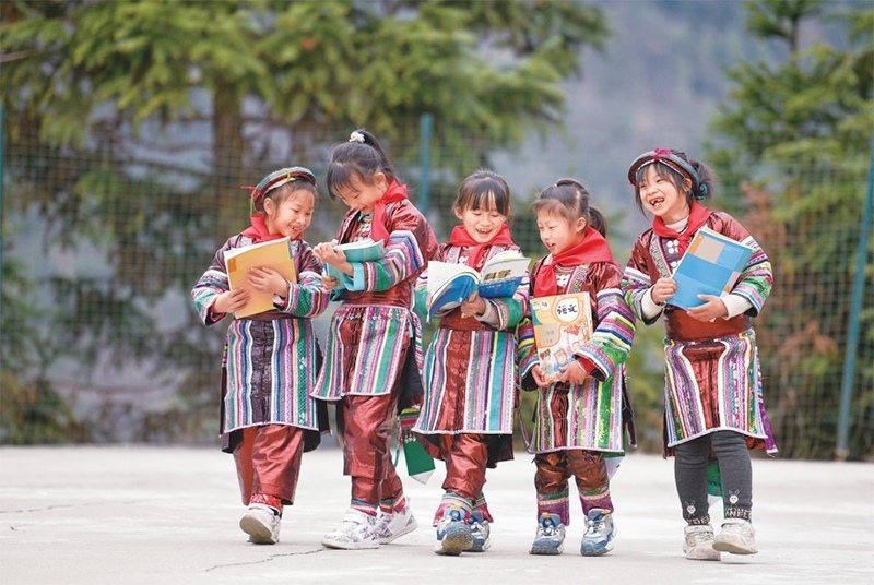 位于貴州省黔東南苗族侗族自治州從江縣大山深處的西山鎮(zhèn)中寨教學(xué)點(diǎn)，是一所全校均為瑤族學(xué)生的“微小學(xué)”。近年來(lái)，隨著教學(xué)條件逐漸改善，學(xué)校發(fā)生了翻天覆地的變化。圖為2023年2月16日，領(lǐng)到新書(shū)的瑤族學(xué)生在一起交流。 新華社記者 楊文斌/攝