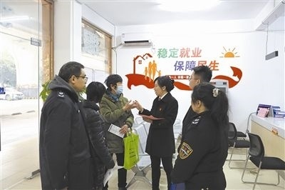  圖③：調解后，法官現(xiàn)場向當事人做釋法析理工作。