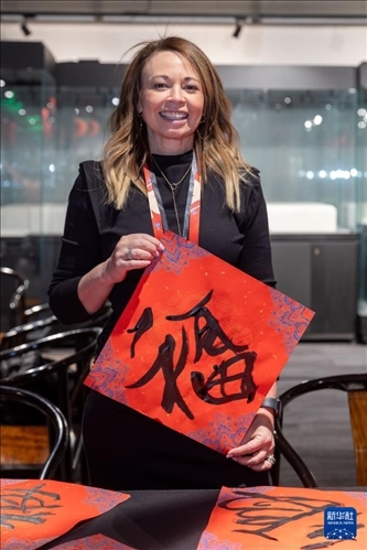 1月28日，在上海豫園舉行的民俗活動(dòng)上，美國馬斯卡廷初中校長珍妮弗·李·弗里德利展示自己寫下的“?！弊?。 新華社記者 王翔 攝