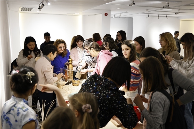 羅馬尼亞觀眾體驗安溪竹藤編技藝。 布加勒斯特中國文化中心供圖