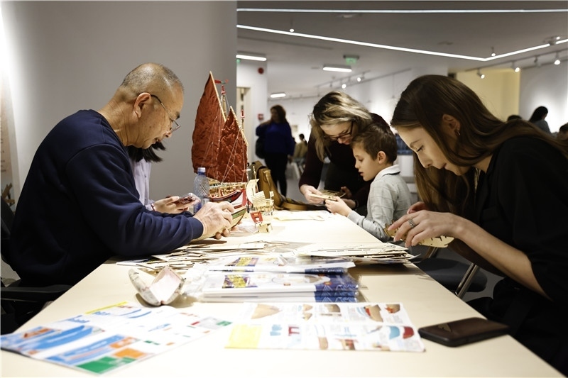 中國泉州非遺大師現(xiàn)場指導制作水密隔艙福船制造技藝。 布加勒斯特中國文化中心供圖
