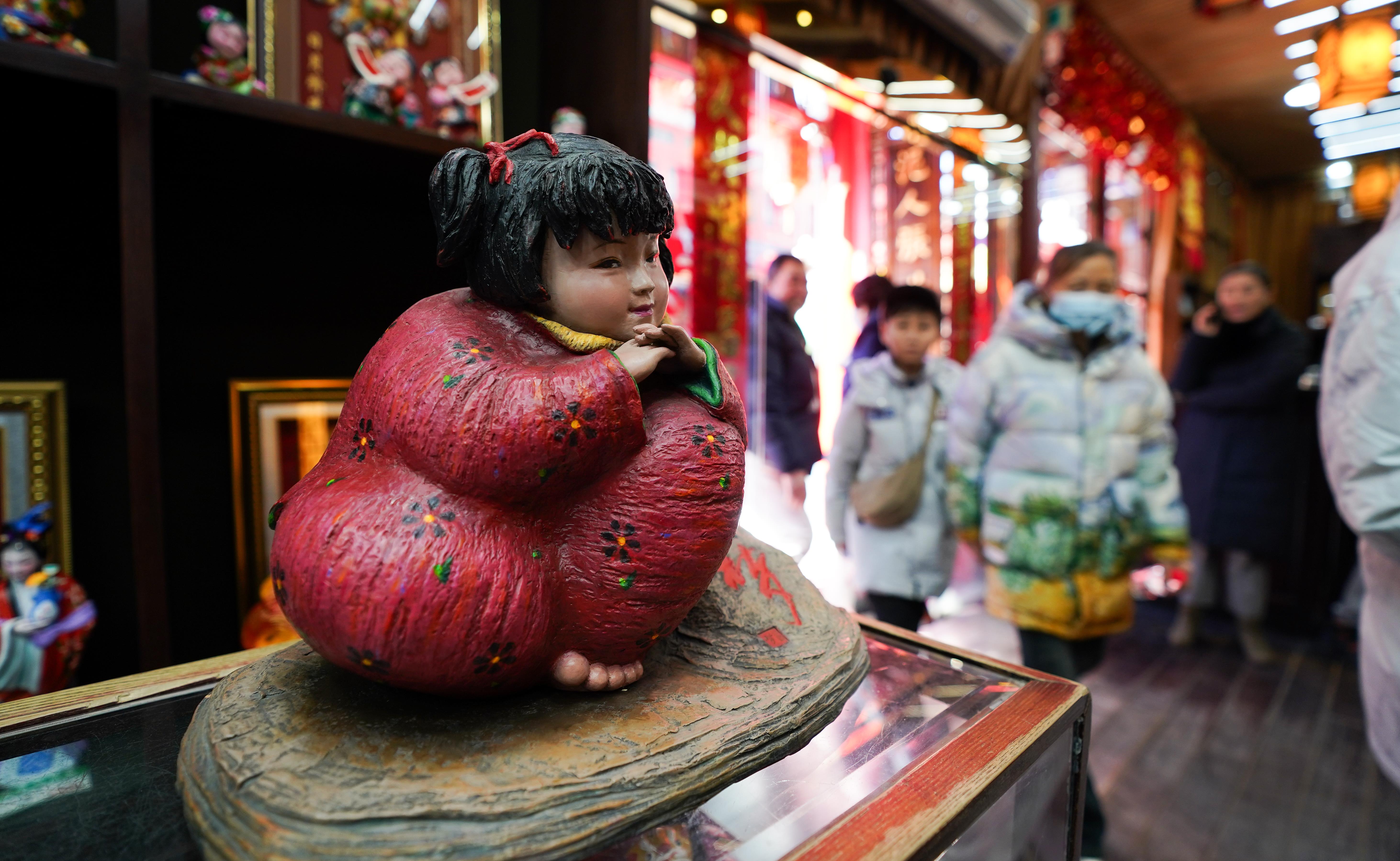 △泥人張彩塑是天津的傳統(tǒng)民間手工藝品，為天津市首批國家級非物質(zhì)文化遺產(chǎn)。（總臺國廣記者李晉拍攝）