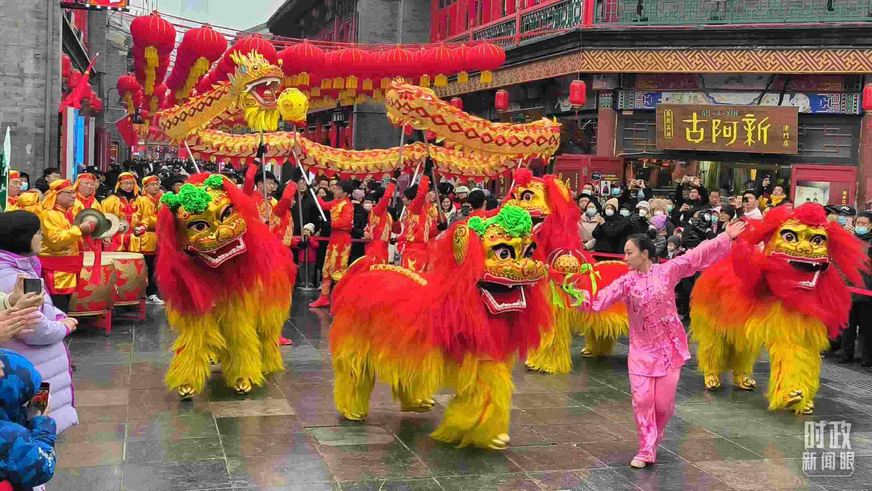 △天津古文化街上的舞龍舞獅表演。（總臺(tái)記者孫文嘯拍攝）