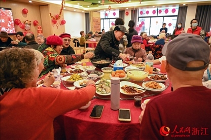 老人們享用公益年夜飯。人民網(wǎng)記者 葉賓得攝