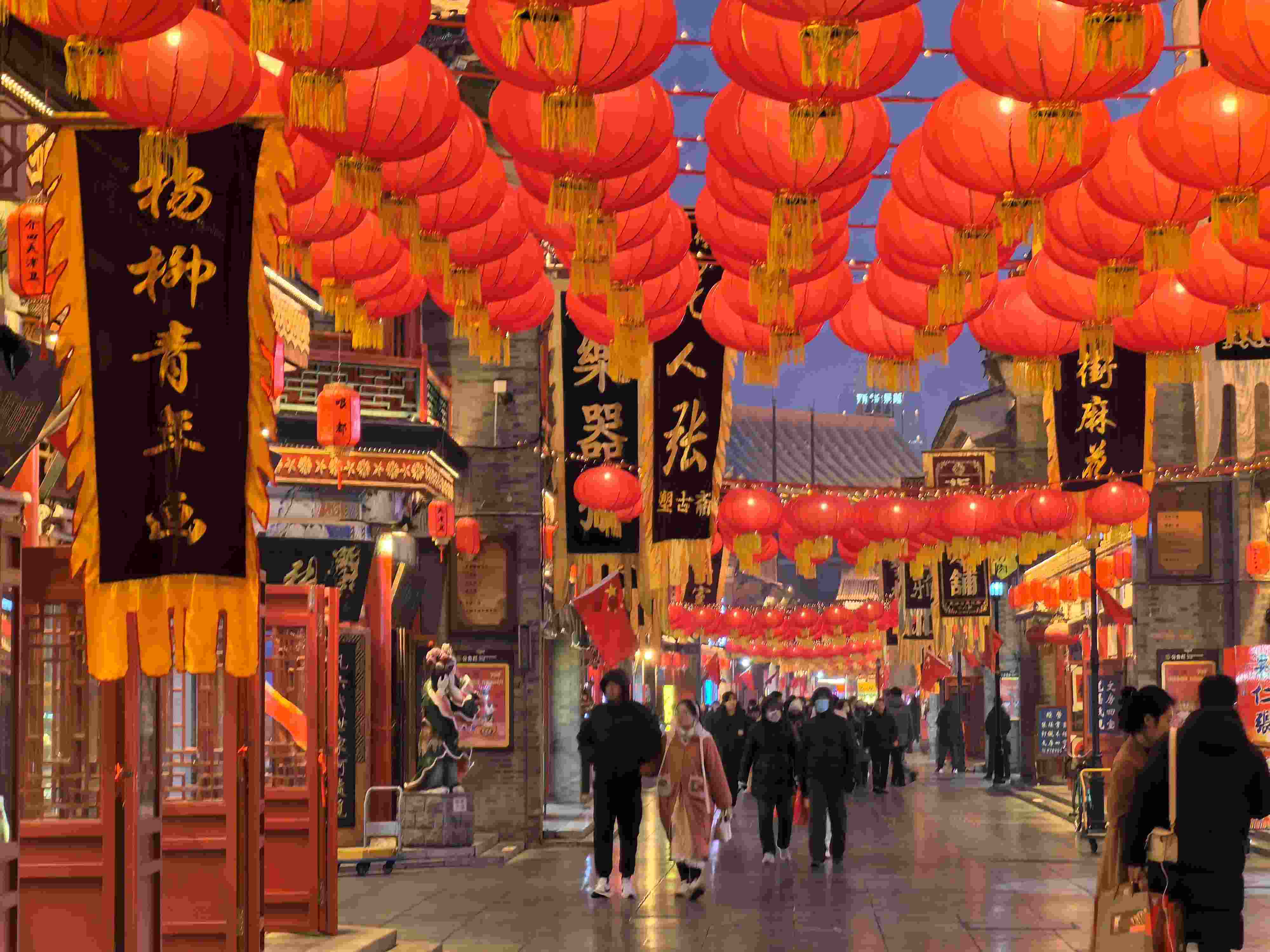 △春節(jié)臨近，古文化街上年味兒漸濃。（總臺央廣記者潘毅拍攝）