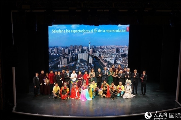 圖為王衛(wèi)大使與蒙迪諾外長等嘉賓登臺(tái)祝賀。人民網(wǎng)記者 許放攝