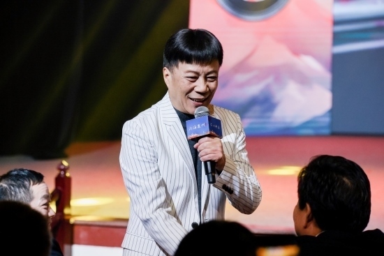 “何以中國(guó)·向海泉州”網(wǎng)絡(luò)主題活動(dòng)現(xiàn)場(chǎng)，陳百潭演出時(shí)與觀眾互動(dòng)。泉州廣播電視臺(tái)供圖