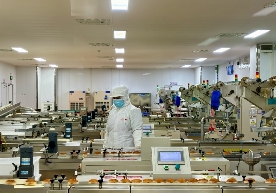 盼盼5G智慧工廠生產(chǎn)線正在進(jìn)行產(chǎn)品質(zhì)檢。人民網(wǎng)記者 金慧慧攝