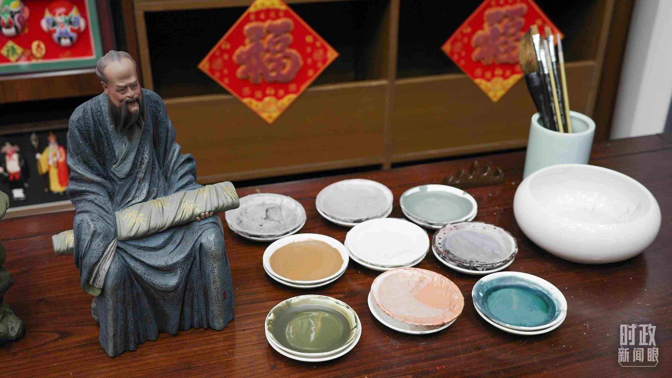 △天津古文化街，泥人張店鋪的上色顏料展示。（總臺央視記者覃思拍攝）
