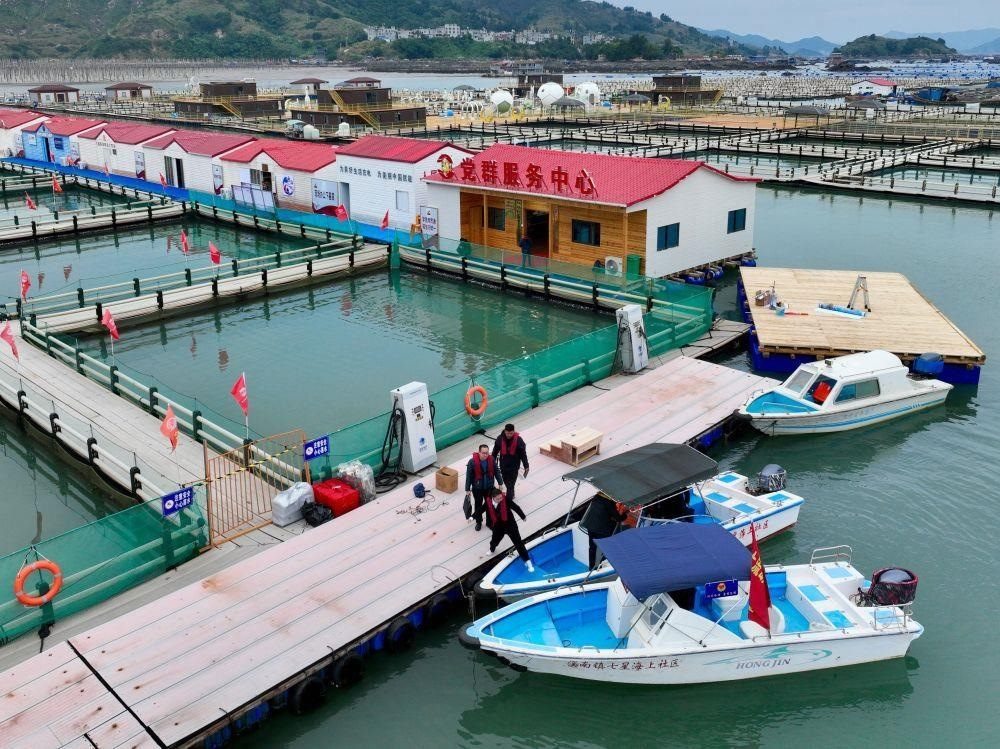 △2023年11月14日，福建寧德市霞浦縣溪南鎮(zhèn)七星海上社區(qū)的工作人員，前往轄區(qū)漁排進(jìn)行民情走訪。