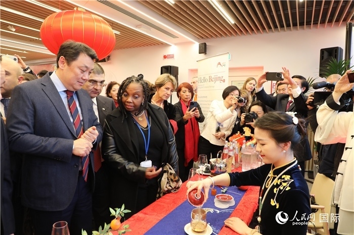 到訪嘉賓欣賞中國(guó)茶藝并品茶。 