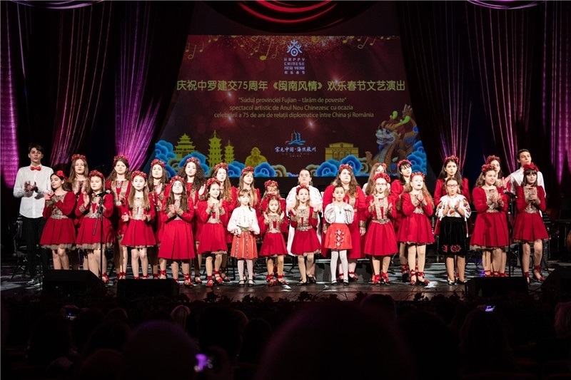 圖為羅小快板兒童合唱團在演唱中文歌曲。 中國駐羅大使館文化處供圖。