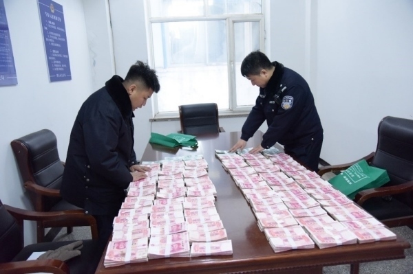 民警清點(diǎn)涉案資金。磐石市公安局供圖