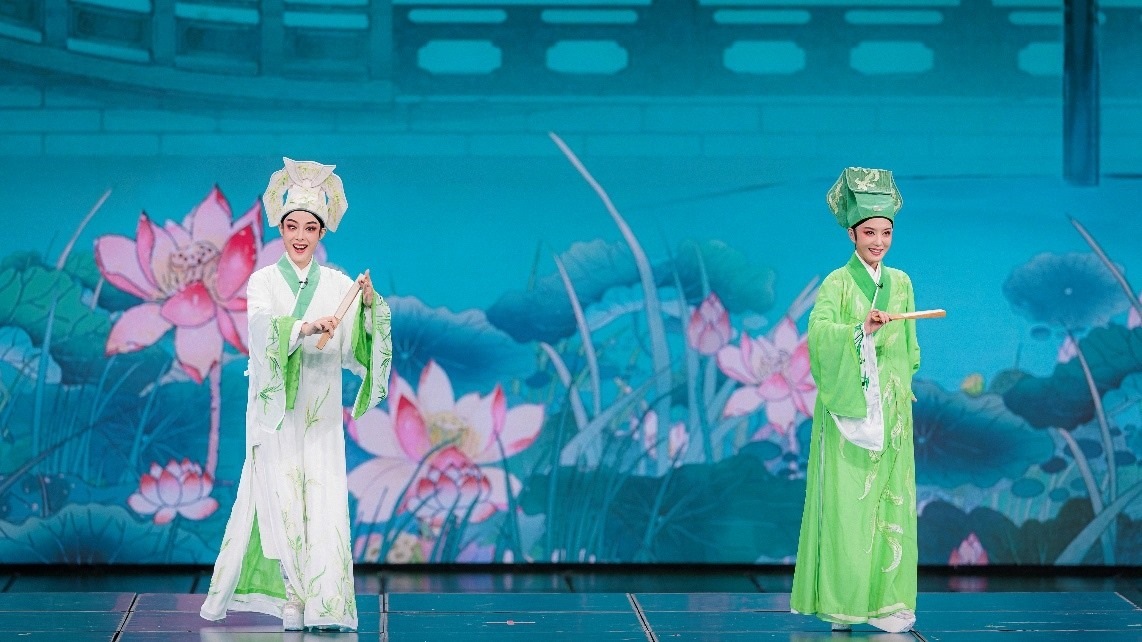 青年越劇演員陳麗君、李云霄彩排現(xiàn)場。主辦方供圖