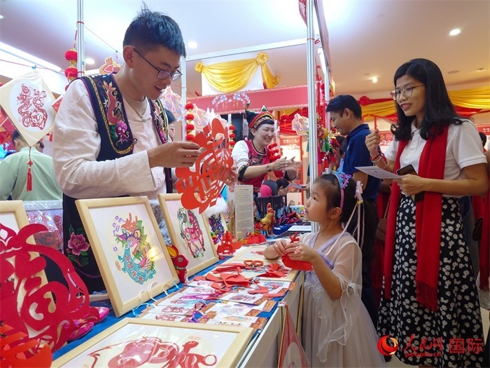 活動(dòng)現(xiàn)場(chǎng)的剪紙展示。人民網(wǎng)記者 謝佳君攝