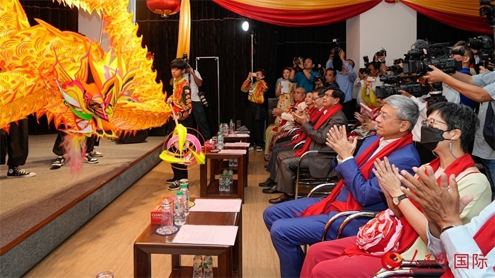 嘉賓觀看傳統(tǒng)舞龍表演。人民網(wǎng)記者 謝佳君攝