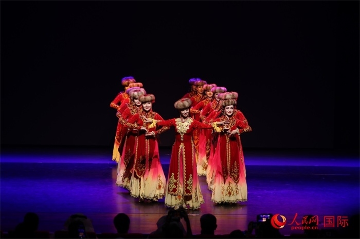 2日在阿聯(lián)酋迪拜舉行的大型音舞詩(shī)畫《新疆是個(gè)好地方》文藝演出。人民網(wǎng)記者任皓宇攝