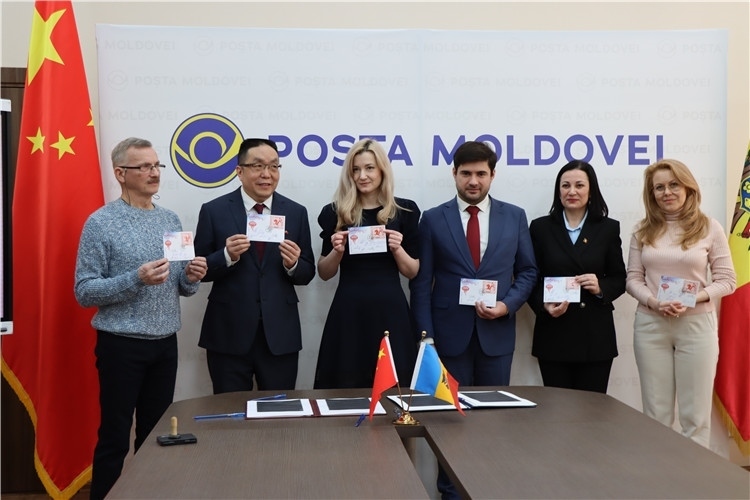 摩爾多瓦首發(fā)龍年生肖郵票。中國(guó)駐摩爾多瓦大使館供圖