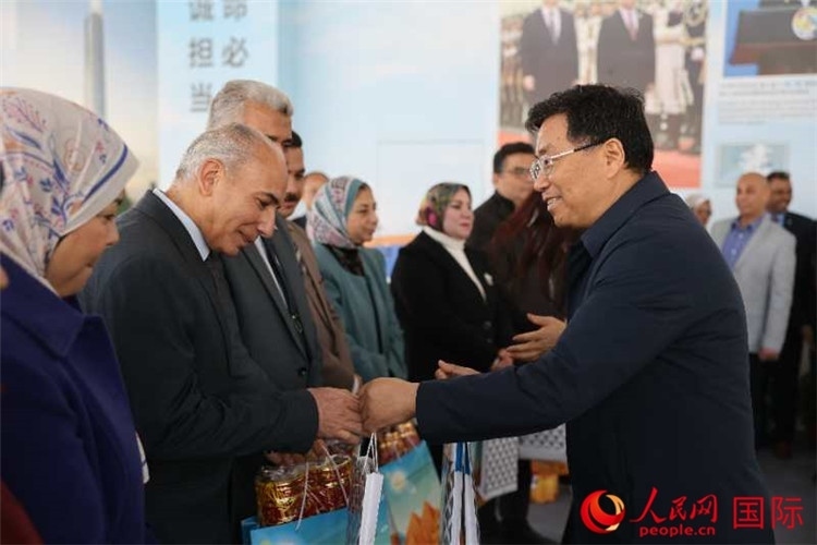 中建埃及分公司董事長常偉才為埃及師生發(fā)放新年禮包。人民網(wǎng)記者 黃培昭攝