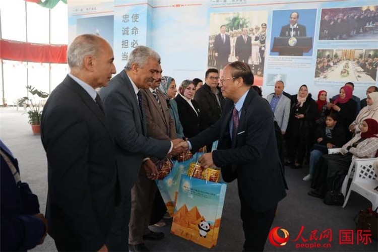 中國駐埃及使館教科處盧春生公參為埃及師生發(fā)放新年禮包。人民網(wǎng)記者 黃培昭攝