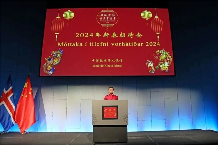 中國駐冰島大使何儒龍致辭。中國駐冰島大使館供圖