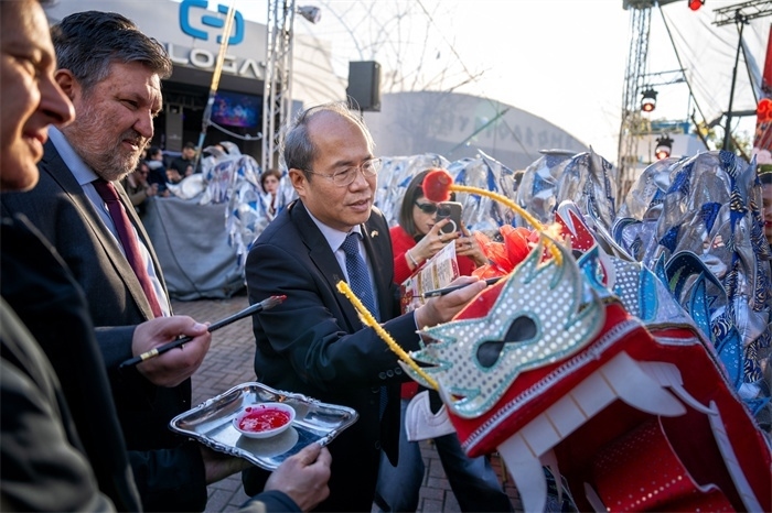 中國(guó)駐希臘大使館大使肖軍正與希方嘉賓為舞龍點(diǎn)睛。《中希時(shí)報(bào)》供圖