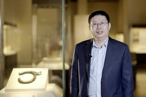 中國國家博物館副館長張偉明介紹館藏C形玉龍。