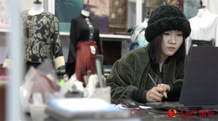 1月23日，在山東省菏澤市曹縣有愛(ài)云倉(cāng)直播基地，張子晨正在設(shè)計(jì)漢服。 人民網(wǎng)記者 袁蒙攝