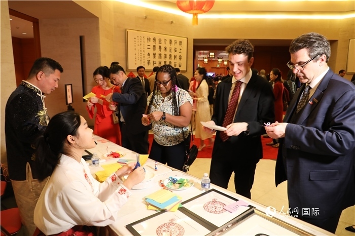 圖為美國民眾體驗中國春節(jié)民俗。人民網(wǎng)記者 李志偉攝