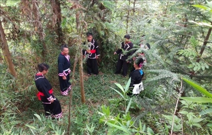 “瑤老”人民調(diào)解員翻山越嶺開展現(xiàn)場調(diào)解。