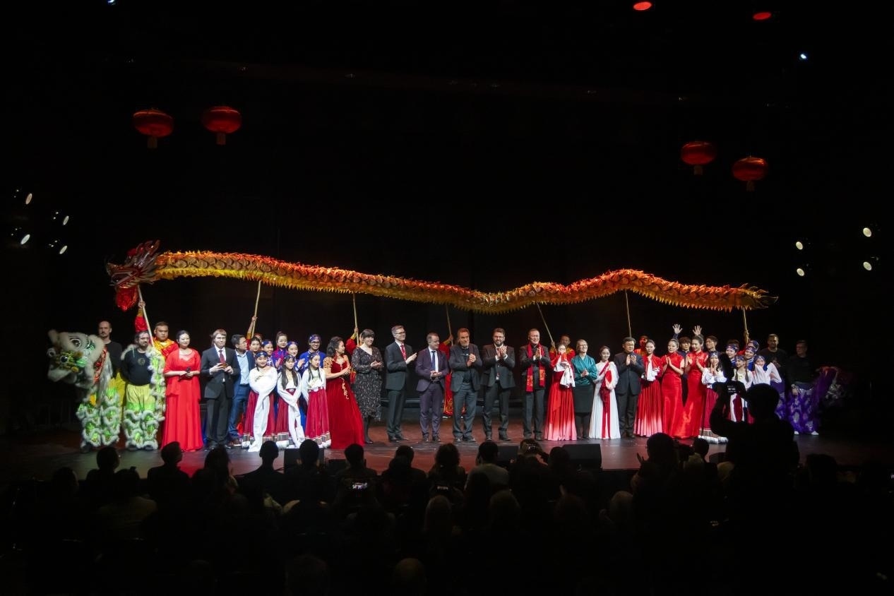 中芬嘉賓與演出人員合影。中國(guó)駐芬蘭大使館供圖