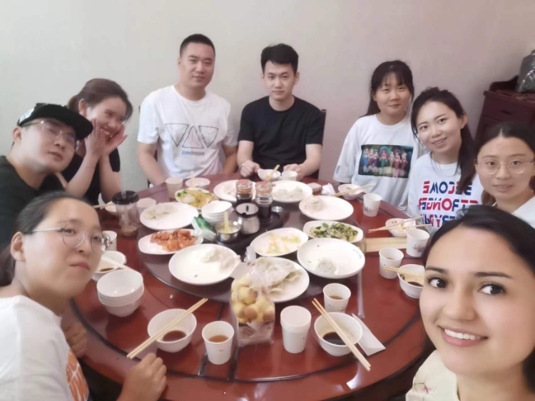 保拉與中國朋友在一起。圖片由受訪者提供