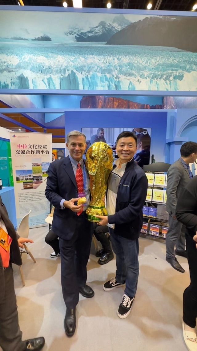 2022年，馬克西米與同事在上海。圖片由受訪者提供